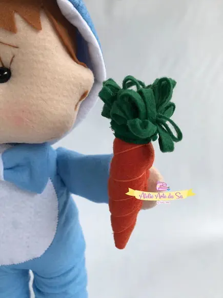Boneco em Feltro com Fantasia de Coelho