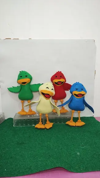 Kit com 4 Patinhos em Feltro com 15 cm de Altura