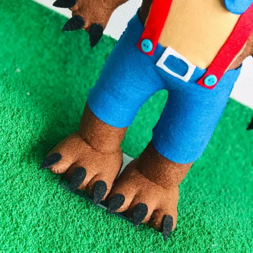 Lobo mau em feltro
