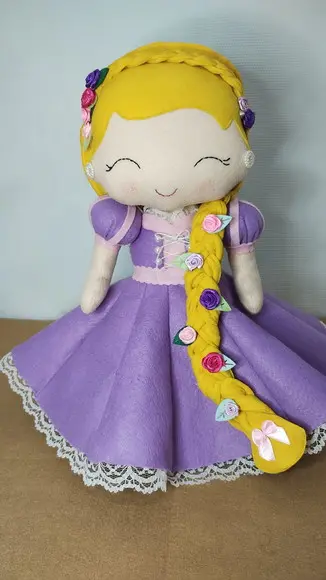 Princesa Rapunzel com 30 cm em Feltro