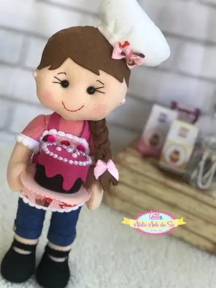 Boneca confeiteira em feltro