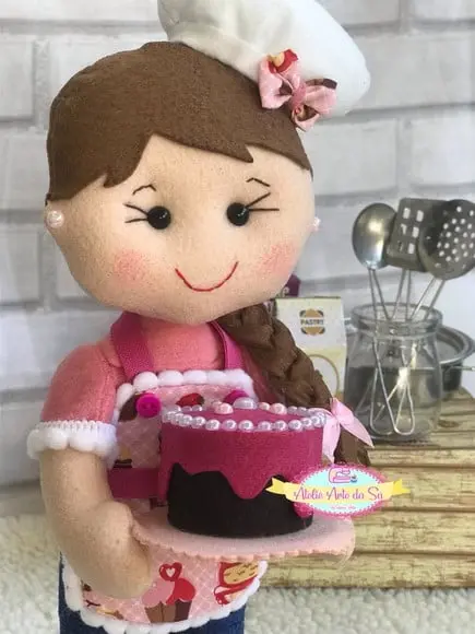 Boneca confeiteira em feltro