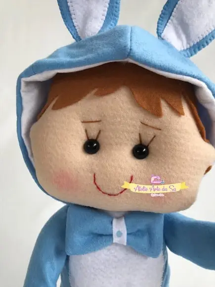 Boneco em Feltro com Fantasia de Coelho