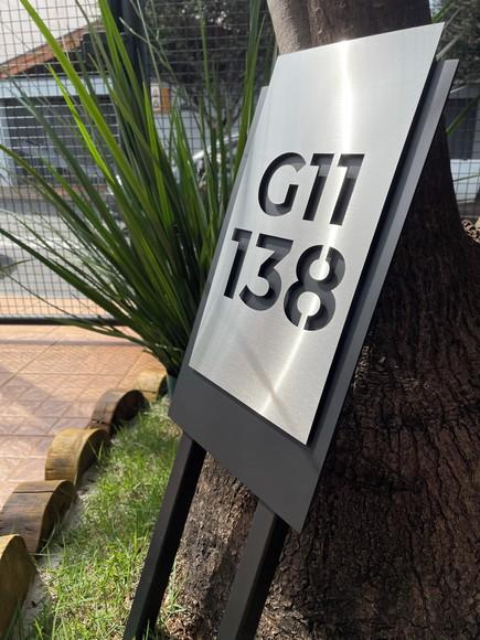 Algarismo Residencial Acm com Inox - 50x28 Pé para Jardim