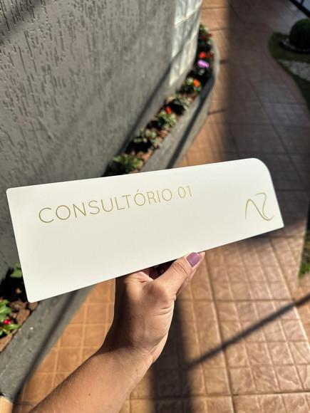 Placa - Favor Manter a Porta Fechada - Modelo Caulim 30x10,5