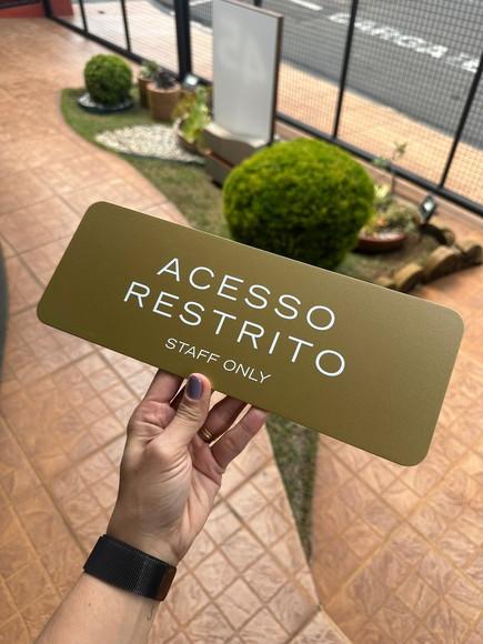 Placa - Favor Manter a Porta Fechada - Modelo Caulim 30x10,5