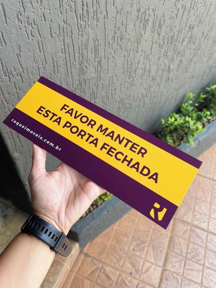 Placa - Favor Manter a Porta Fechada - Modelo Caulim 30x10,5