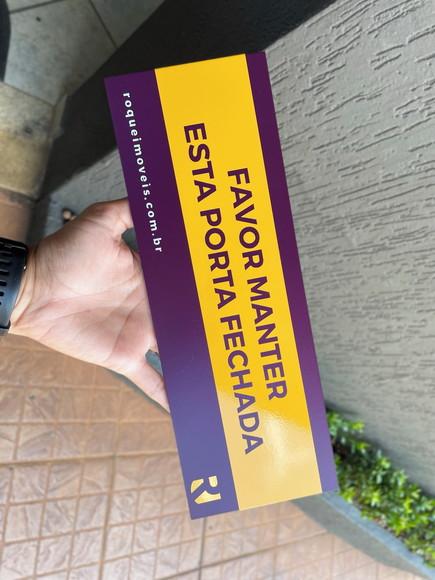 Placa - Favor Manter a Porta Fechada - Modelo Caulim 30x10,5