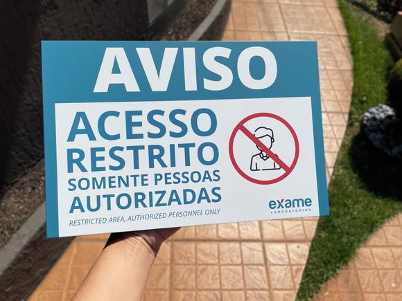 Placa Acesso Restrito Somente Autorizada Modelo Caulim 30x20