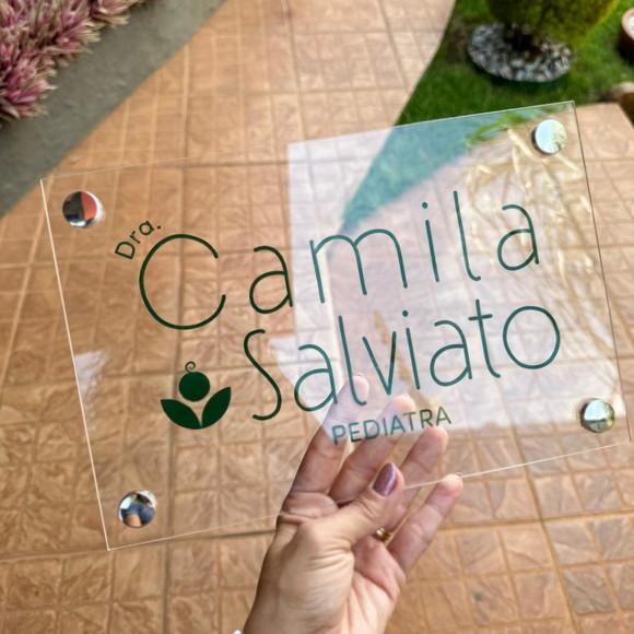 Placa Acrilico Transparente 30x20 Acabamento em Parafusos