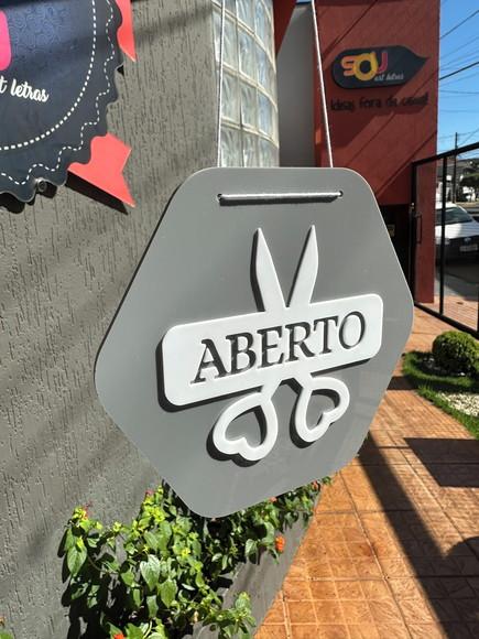 Placa de Acrílico + Sobreposição em Acrílico Aberto Fechado
