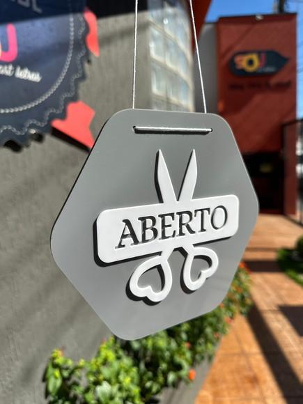 Placa de Acrílico + Sobreposição em Acrílico Aberto Fechado