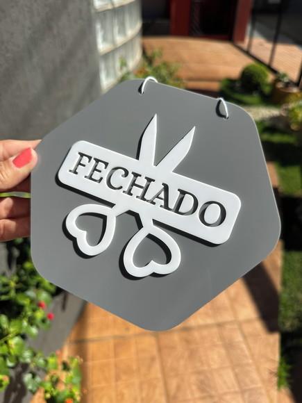 Placa de Acrílico + Sobreposição em Acrílico Aberto Fechado
