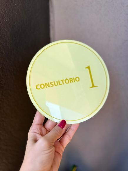 Placa de Comércio Acrílico - Aplicação Adesivo Frontal 18x18