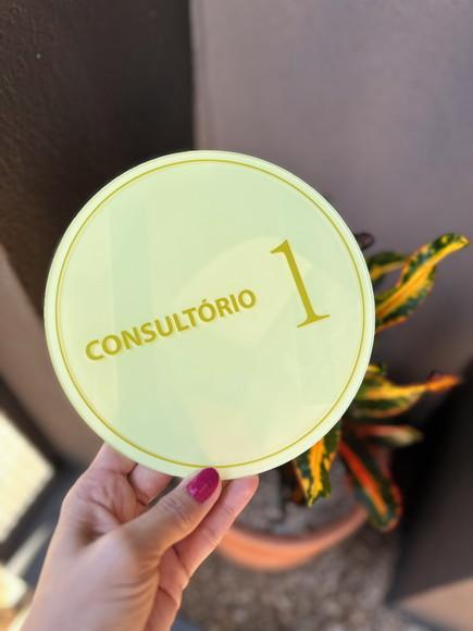 Placa de Comércio Acrílico - Aplicação Adesivo Frontal 18x18