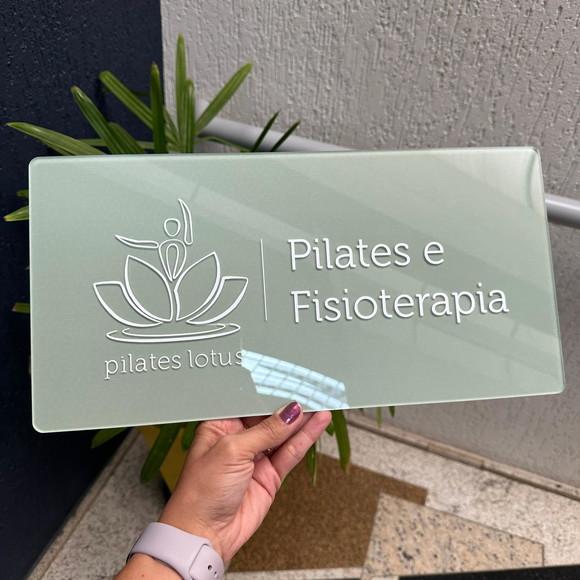 Placa de Comércio Acrílico - Aplicação Adesivo Frontal 40x24