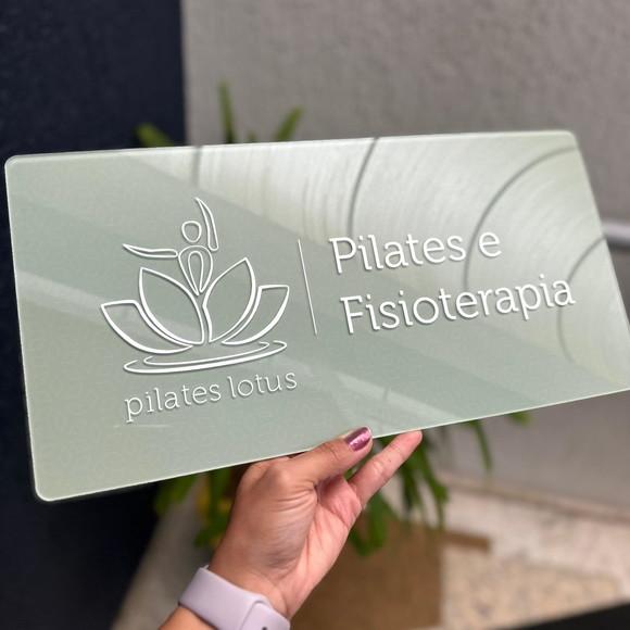 Placa de Comércio Acrílico - Aplicação Adesivo Frontal 40x24
