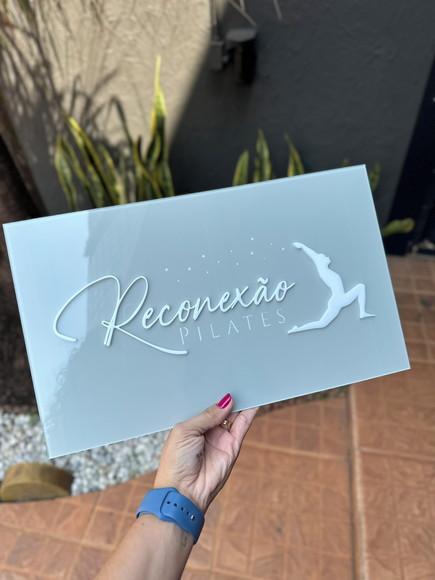 Placa de Comércio com Sobreposição em Acrílico - 40x24