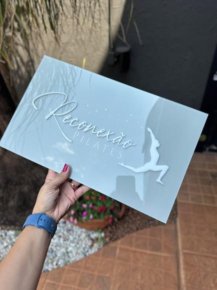 Placa de Comércio com Sobreposição em Acrílico - 40x24