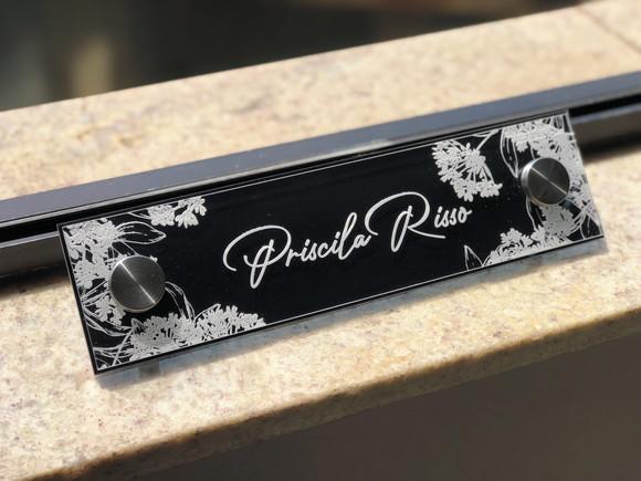 Placa de Identificação de Mesa - Acrílico e Acrílico 26x6,5