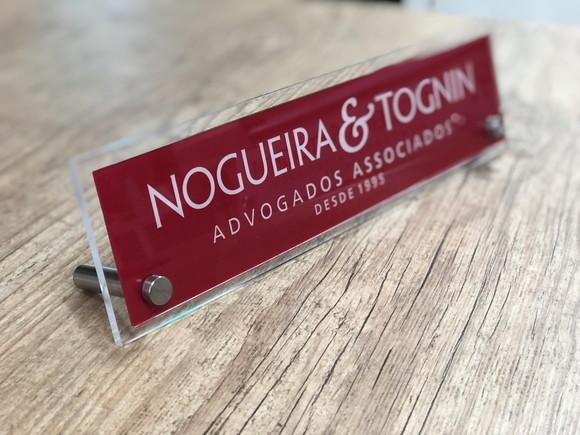 Placa de Identificação de Mesa - Acrílico e Acrílico 30x8