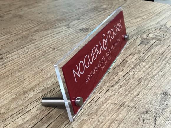 Placa de Identificação de Mesa - Acrílico e Acrílico 30x8