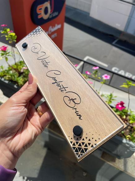Placa de Identificação de Mesa - mdf e Acrílico 26x6,5