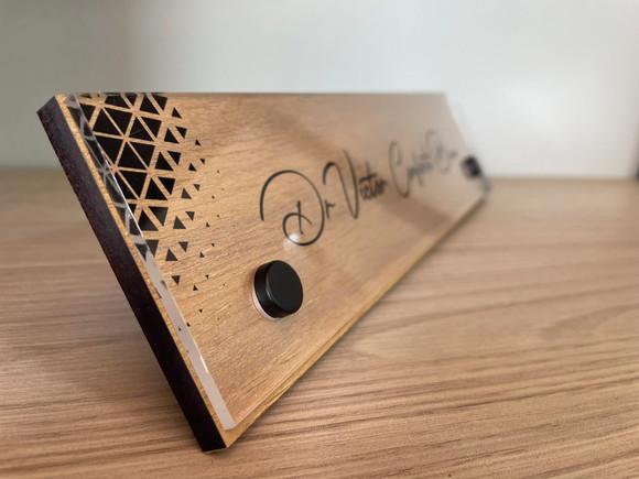 Placa de Identificação de Mesa - mdf e Acrílico 26x6,5