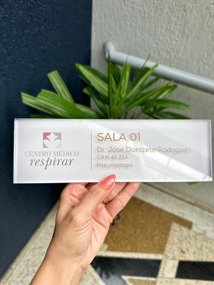 Placa de Identificação de Sala - Modelo Caulim Acrílico