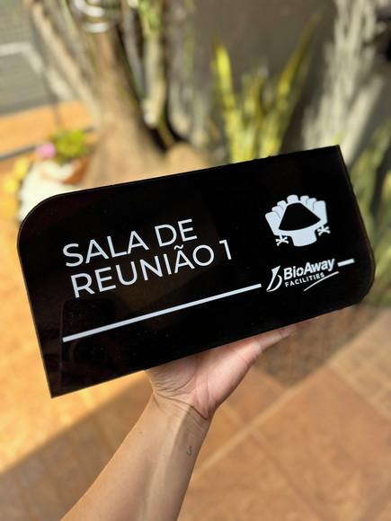 Placa de Identificação de Sala - Modelo Caulim Acrílico 8mm