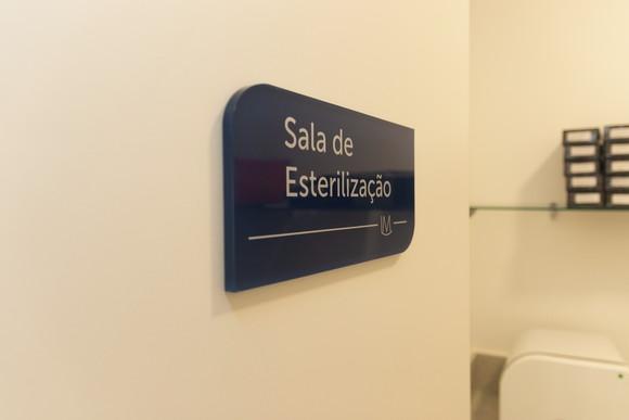 Placa de Identificação de Sala - Modelo Caulim Acrílico