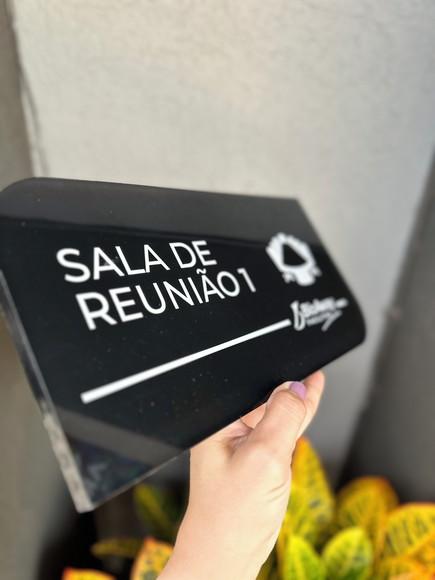 Placa de Identificação de Sala - Modelo Caulim Acrílico 8mm