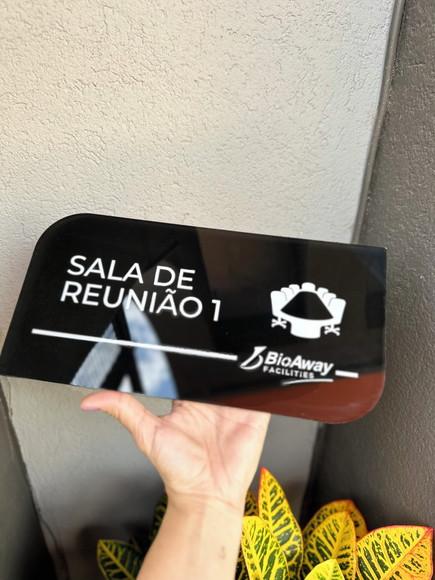 Placa de Identificação de Sala - Modelo Caulim Acrílico 8mm