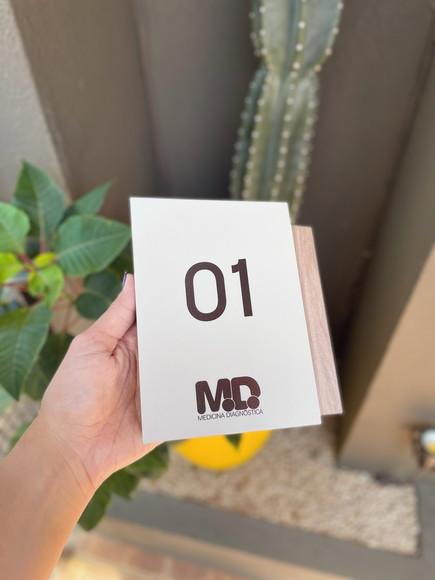 Placa de Identificação de Sala - Modelo Mini Calcita mdf