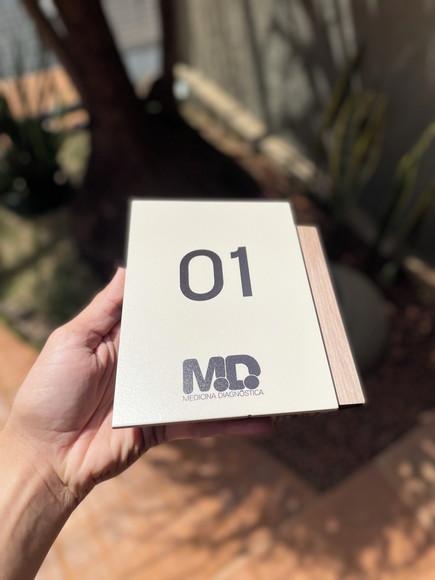 Placa de Identificação de Sala - Modelo Mini Calcita mdf