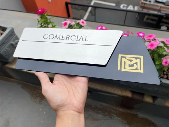 Placa de Identificação de Sala - Modelo Onix Inox e Verniz