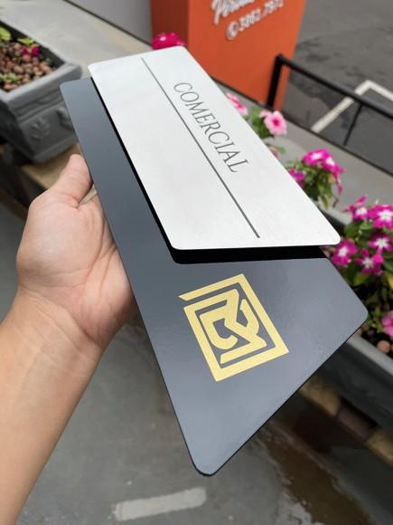Placa de Identificação de Sala - Modelo Onix Inox e Verniz