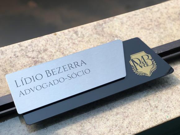 Placa de Identificação de Sala - Modelo Onix Inox e Verniz