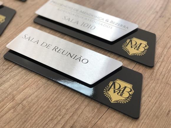 Placa de Identificação de Sala - Modelo Onix Inox e Verniz