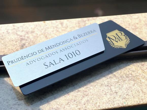 Placa de Identificação de Sala - Modelo Onix Inox e Verniz