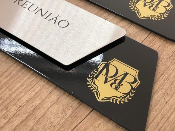 Placa de Identificação de Sala - Modelo Onix Inox e Verniz