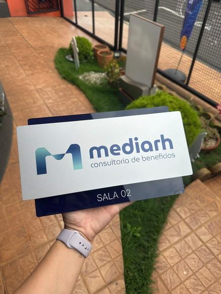 Placa de Identificação de Sala Modelo Topázio Acrílico 30x17