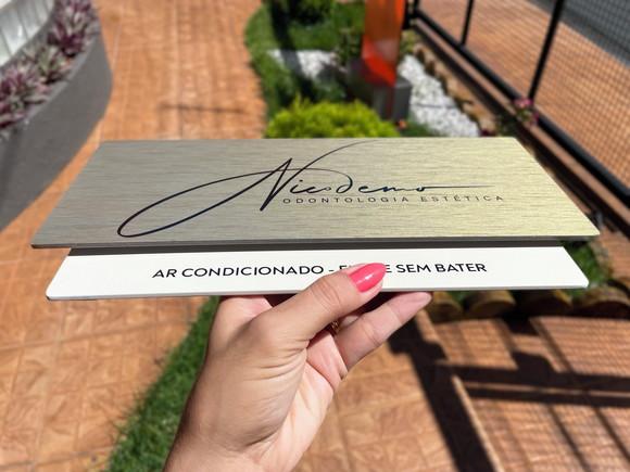 Placa de Identificação de Sala Modelo Topázio Acrílico 30x17