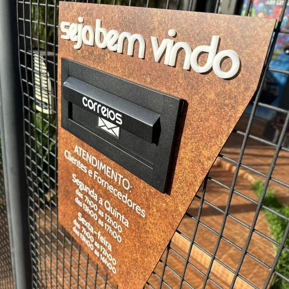 Placa em Acm com Caixa de Correio Embutida e Horários