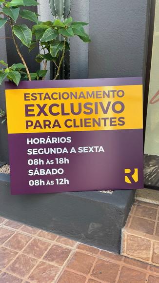 Placa Estacionamento Exclusivo Cliente - Modelo Caulim 50x60