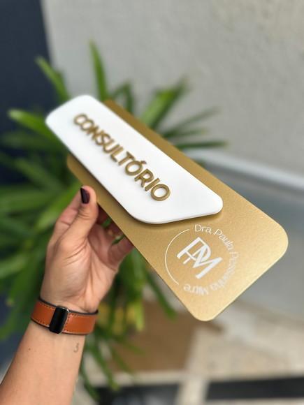 Placa Id. de Sala - Modelo Adamantium com Sobreposição