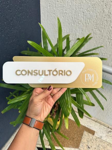 Placa Id. de Sala - Modelo Adamantium com Sobreposição