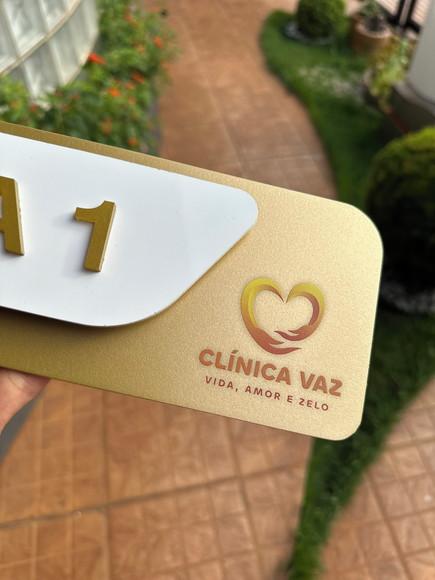 Placa Id. de Sala - Modelo Adamantium com Sobreposição