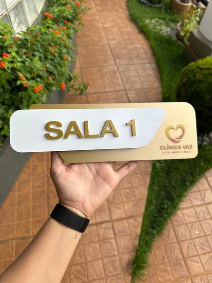 Placa Id. de Sala - Modelo Adamantium com Sobreposição