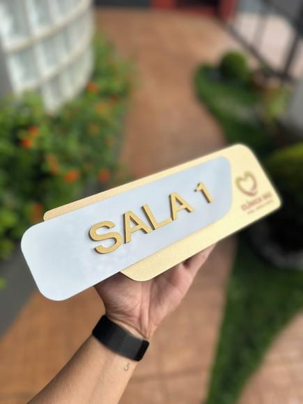 Placa Id. de Sala - Modelo Adamantium com Sobreposição